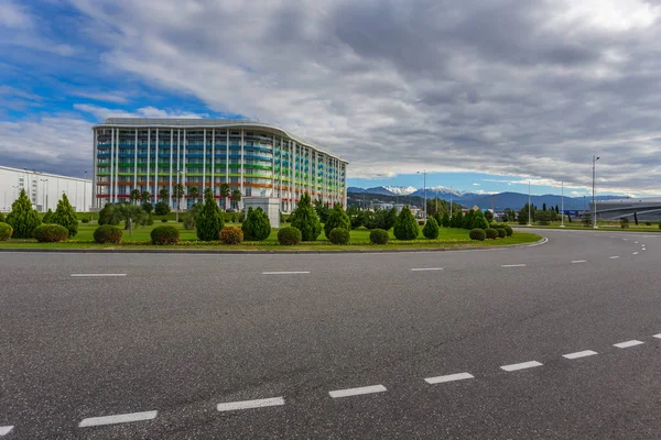 Soçi, Rusya - Ekim, 23, 2018: Sochi şehir - Capital Olimpiyat Oyunları-2014 Olympic Park. Birçok otel ve dairede karla kaplı zemin üzerine Kafkas Dağları doruklarına ile. APRS Kayak