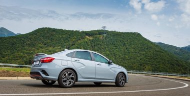 Sochi, Krasnodar bölgesi, Rusya Federasyonu - 31 Ağustos 2018: o yeni prestijli Lada Vesta spor araba, Rusya Federasyonu yüksek hızlı yollarda. Sunu Avtovaz yeni araç üretimi