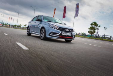 Sochi, Krasnodar bölgesi, Rusya Federasyonu - 31 Ağustos 2018: o yeni prestijli Lada Vesta spor araba, Rusya Federasyonu yüksek hızlı yollarda. Sunu Avtovaz yeni araç üretimi