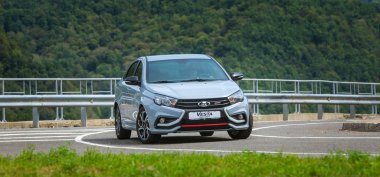 Sochi, Krasnodar bölgesi, Rusya Federasyonu - 31 Ağustos 2018: o yeni prestijli Lada Vesta spor araba, Rusya Federasyonu yüksek hızlı yollarda. Sunu Avtovaz yeni araç üretimi