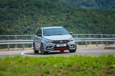 Sochi, Krasnodar bölgesi, Rusya Federasyonu - 31 Ağustos 2018: o yeni prestijli Lada Vesta spor araba, Rusya Federasyonu yüksek hızlı yollarda. Sunu Avtovaz yeni araç üretimi