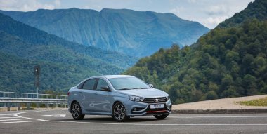 Sochi, Krasnodar bölgesi, Rusya Federasyonu - 31 Ağustos 2018: o yeni prestijli Lada Vesta spor araba, Rusya Federasyonu yüksek hızlı yollarda. Sunu Avtovaz yeni araç üretimi