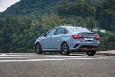 Sochi, Krasnodar bölgesi, Rusya Federasyonu - 31 Ağustos 2018: o yeni prestijli Lada Vesta spor araba, Rusya Federasyonu yüksek hızlı yollarda. Sunu Avtovaz yeni araç üretimi