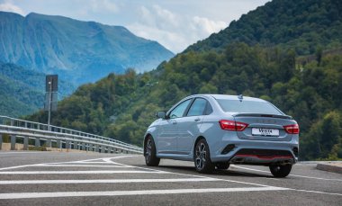 Sochi, Krasnodar bölgesi, Rusya Federasyonu - 31 Ağustos 2018: o yeni prestijli Lada Vesta spor araba, Rusya Federasyonu yüksek hızlı yollarda. Sunu Avtovaz yeni araç üretimi