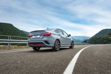 Sochi, Krasnodar bölgesi, Rusya Federasyonu - 31 Ağustos 2018: o yeni prestijli Lada Vesta spor araba, Rusya Federasyonu yüksek hızlı yollarda. Sunu Avtovaz yeni araç üretimi