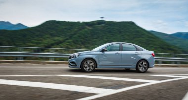 Sochi, Krasnodar bölgesi, Rusya Federasyonu - 31 Ağustos 2018: o yeni prestijli Lada Vesta spor araba, Rusya Federasyonu yüksek hızlı yollarda. Sunu Avtovaz yeni araç üretimi