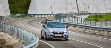 Sochi, Krasnodar bölgesi, Rusya Federasyonu - 31 Ağustos 2018: o yeni prestijli Lada Vesta spor araba, Rusya Federasyonu yüksek hızlı yollarda. Sunu Avtovaz yeni araç üretimi