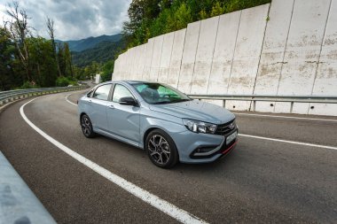 Sochi, Krasnodar bölgesi, Rusya Federasyonu - 31 Ağustos 2018: o yeni prestijli Lada Vesta spor araba, Rusya Federasyonu yüksek hızlı yollarda. Sunu Avtovaz yeni araç üretimi