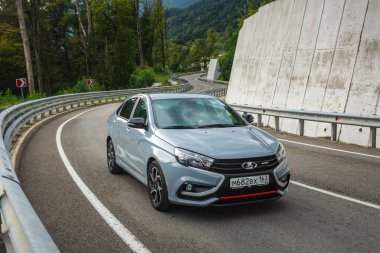 Sochi, Krasnodar bölgesi, Rusya Federasyonu - 31 Ağustos 2018: o yeni prestijli Lada Vesta spor araba, Rusya Federasyonu yüksek hızlı yollarda. Sunu Avtovaz yeni araç üretimi
