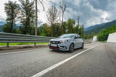 Sochi, Krasnodar bölgesi, Rusya Federasyonu - 31 Ağustos 2018: o yeni prestijli Lada Vesta spor araba, Rusya Federasyonu yüksek hızlı yollarda. Sunu Avtovaz yeni araç üretimi