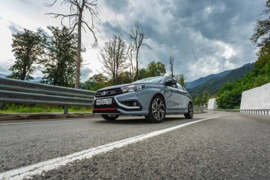 Sochi, Krasnodar bölgesi, Rusya Federasyonu - 31 Ağustos 2018: o yeni prestijli Lada Vesta spor araba, Rusya Federasyonu yüksek hızlı yollarda. Sunu Avtovaz yeni araç üretimi