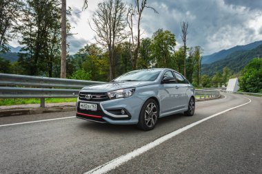 Sochi, Krasnodar bölgesi, Rusya Federasyonu - 31 Ağustos 2018: o yeni prestijli Lada Vesta spor araba, Rusya Federasyonu yüksek hızlı yollarda. Sunu Avtovaz yeni araç üretimi