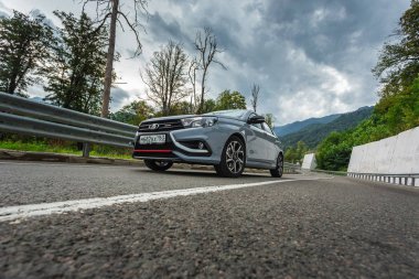 Sochi, Krasnodar bölgesi, Rusya Federasyonu - 31 Ağustos 2018: o yeni prestijli Lada Vesta spor araba, Rusya Federasyonu yüksek hızlı yollarda. Sunu Avtovaz yeni araç üretimi