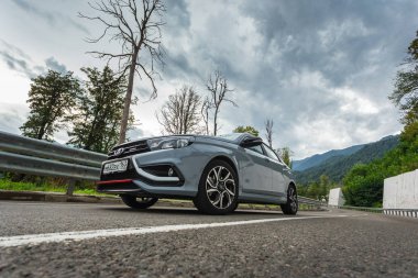 Sochi, Krasnodar bölgesi, Rusya Federasyonu - 31 Ağustos 2018: o yeni prestijli Lada Vesta spor araba, Rusya Federasyonu yüksek hızlı yollarda. Sunu Avtovaz yeni araç üretimi