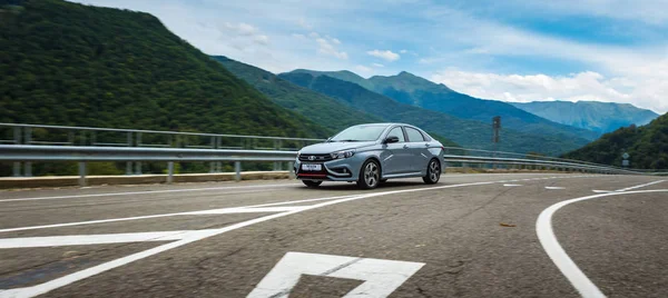 Sochi, Krasnodar bölgesi, Rusya Federasyonu - 31 Ağustos 2018: o yeni prestijli Lada Vesta spor araba, Rusya Federasyonu yüksek hızlı yollarda. Sunu Avtovaz yeni araç üretimi