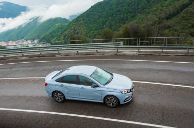 Sochi, Krasnodar bölgesi, Rusya Federasyonu - 31 Ağustos 2018: o yeni prestijli Lada Vesta spor araba, Rusya Federasyonu yüksek hızlı yollarda. Sunu Avtovaz yeni araç üretimi