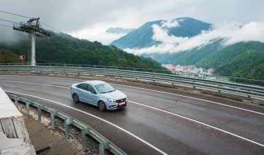 Sochi, Krasnodar bölgesi, Rusya Federasyonu - 31 Ağustos 2018: o yeni prestijli Lada Vesta spor araba, Rusya Federasyonu yüksek hızlı yollarda. Sunu Avtovaz yeni araç üretimi