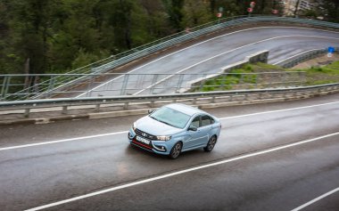 Sochi, Krasnodar bölgesi, Rusya Federasyonu - 31 Ağustos 2018: o yeni prestijli Lada Vesta spor araba, Rusya Federasyonu yüksek hızlı yollarda. Sunu Avtovaz yeni araç üretimi