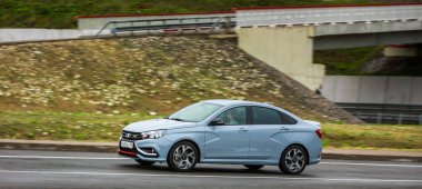 Sochi, Krasnodar bölgesi, Rusya Federasyonu - 31 Ağustos 2018: o yeni prestijli Lada Vesta spor araba, Rusya Federasyonu yüksek hızlı yollarda. Sunu Avtovaz yeni araç üretimi