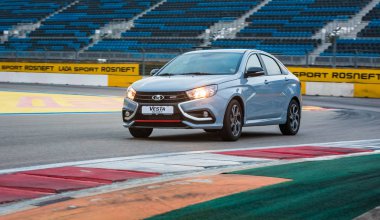 Sochi, Krasnodar bölgesi, Rusya Federasyonu - 31 Ağustos 2018: Sochi Formula 1 Autodrom o yeni prestijli Lada Vesta spor araba. Sunu Avtovaz yeni araç üretimi