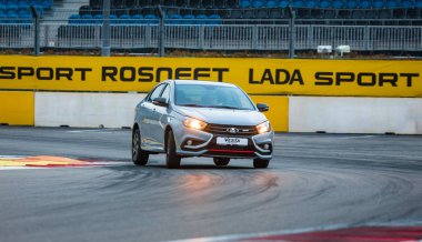 Sochi, Krasnodar bölgesi, Rusya Federasyonu - 31 Ağustos 2018: Sochi Formula 1 Autodrom o yeni prestijli Lada Vesta spor araba. Sunu Avtovaz yeni araç üretimi