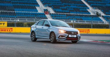 Sochi, Krasnodar bölgesi, Rusya Federasyonu - 31 Ağustos 2018: Sochi Formula 1 Autodrom o yeni prestijli Lada Vesta spor araba. Sunu Avtovaz yeni araç üretimi