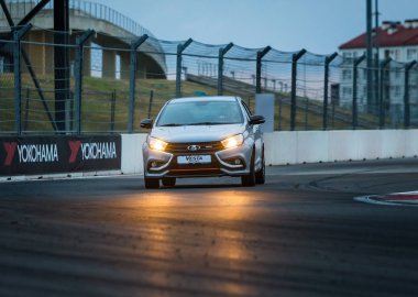 Sochi, Krasnodar bölgesi, Rusya Federasyonu - 31 Ağustos 2018: Sochi Formula 1 Autodrom o yeni prestijli Lada Vesta spor araba. Sunu Avtovaz yeni araç üretimi