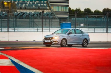 Sochi, Krasnodar bölgesi, Rusya Federasyonu - 31 Ağustos 2018: Sochi Formula 1 Autodrom o yeni prestijli Lada Vesta spor araba. Sunu Avtovaz yeni araç üretimi