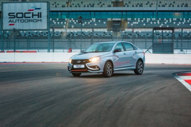 Sochi, Krasnodar bölgesi, Rusya Federasyonu - 31 Ağustos 2018: Sochi Formula 1 Autodrom o yeni prestijli Lada Vesta spor araba. Sunu Avtovaz yeni araç üretimi