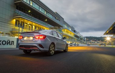 Sochi, Krasnodar bölgesi, Rusya Federasyonu - 31 Ağustos 2018: Sochi Formula 1 Autodrom o yeni prestijli Lada Vesta spor araba. Sunu Avtovaz yeni araç üretimi