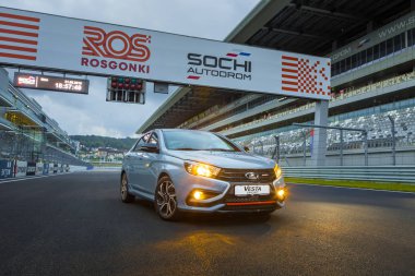 Sochi, Krasnodar bölgesi, Rusya Federasyonu - 31 Ağustos 2018: Sochi Formula 1 Autodrom o yeni prestijli Lada Vesta spor araba. Sunu Avtovaz yeni araç üretimi