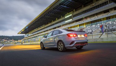 Sochi, Krasnodar bölgesi, Rusya Federasyonu - 31 Ağustos 2018: Sochi Formula 1 Autodrom o yeni prestijli Lada Vesta spor araba. Sunu Avtovaz yeni araç üretimi