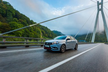 Sochi, Krasnodar bölgesi, Rusya Federasyonu - 01 Eylül 2018: o yeni prestijli Lada Vesta spor araba, Rusya Federasyonu yüksek hızlı yollarda. Sunu Avtovaz yeni araç üretimi 