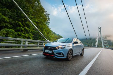 Sochi, Krasnodar bölgesi, Rusya Federasyonu - 01 Eylül 2018: o yeni prestijli Lada Vesta spor araba, Rusya Federasyonu yüksek hızlı yollarda. Sunu Avtovaz yeni araç üretimi 