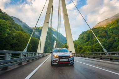 Sochi, Krasnodar bölgesi, Rusya Federasyonu - 01 Eylül 2018: o yeni prestijli Lada Vesta spor araba, Rusya Federasyonu yüksek hızlı yollarda. Sunu Avtovaz yeni araç üretimi 