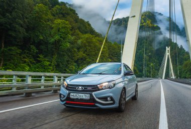 Sochi, Krasnodar bölgesi, Rusya Federasyonu - 01 Eylül 2018: o yeni prestijli Lada Vesta spor araba, Rusya Federasyonu yüksek hızlı yollarda. Sunu Avtovaz yeni araç üretimi 