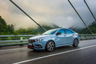 Sochi, Krasnodar bölgesi, Rusya Federasyonu - 01 Eylül 2018: o yeni prestijli Lada Vesta spor araba, Rusya Federasyonu yüksek hızlı yollarda. Sunu Avtovaz yeni araç üretimi 