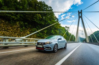 Sochi, Krasnodar bölgesi, Rusya Federasyonu - 01 Eylül 2018: o yeni prestijli Lada Vesta spor araba, Rusya Federasyonu yüksek hızlı yollarda. Sunu Avtovaz yeni araç üretimi 