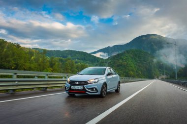 Sochi, Krasnodar bölgesi, Rusya Federasyonu - 01 Eylül 2018: o yeni prestijli Lada Vesta spor araba, Rusya Federasyonu yüksek hızlı yollarda. Sunu Avtovaz yeni araç üretimi 