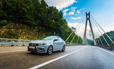 Sochi, Krasnodar bölgesi, Rusya Federasyonu - 01 Eylül 2018: o yeni prestijli Lada Vesta spor araba, Rusya Federasyonu yüksek hızlı yollarda. Sunu Avtovaz yeni araç üretimi 