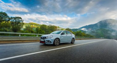 Sochi, Krasnodar bölgesi, Rusya Federasyonu - 01 Eylül 2018: o yeni prestijli Lada Vesta spor araba, Rusya Federasyonu yüksek hızlı yollarda. Sunu Avtovaz yeni araç üretimi 