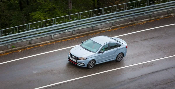 Sochi, Krasnodar bölgesi, Rusya Federasyonu - 31 Ağustos 2018: o yeni prestijli Lada Vesta spor araba, Rusya Federasyonu yüksek hızlı yollarda. Sunu Avtovaz yeni araç üretimi