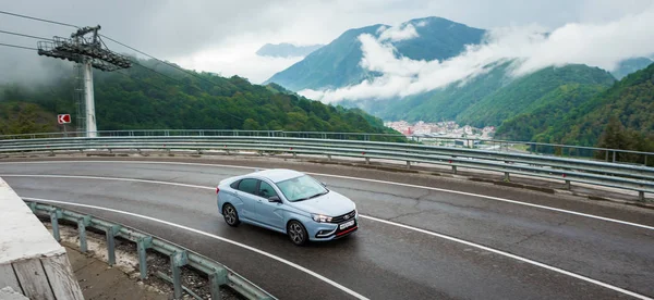 Sochi, Krasnodar bölgesi, Rusya Federasyonu - 31 Ağustos 2018: o yeni prestijli Lada Vesta spor araba, Rusya Federasyonu yüksek hızlı yollarda. Sunu Avtovaz yeni araç üretimi