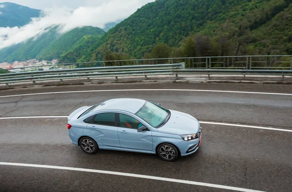 Sochi, Krasnodar bölgesi, Rusya Federasyonu - 31 Ağustos 2018: o yeni prestijli Lada Vesta spor araba, Rusya Federasyonu yüksek hızlı yollarda. Sunu Avtovaz yeni araç üretimi