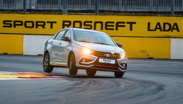 Sochi, Krasnodar bölgesi, Rusya Federasyonu - 31 Ağustos 2018: Sochi Formula 1 Autodrom o yeni prestijli Lada Vesta spor araba. Sunu Avtovaz yeni araç üretimi