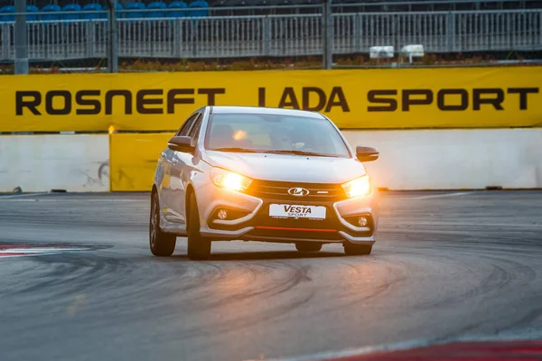 크라스노다르 러시아 2018 포뮬러 Autodrom에 새로운 Lada 베스타 스포츠 자동차 — 스톡 사진