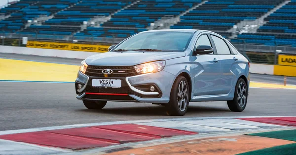 Sochi, Krasnodar bölgesi, Rusya Federasyonu - 31 Ağustos 2018: Sochi Formula 1 Autodrom o yeni prestijli Lada Vesta spor araba. Sunu Avtovaz yeni araç üretimi