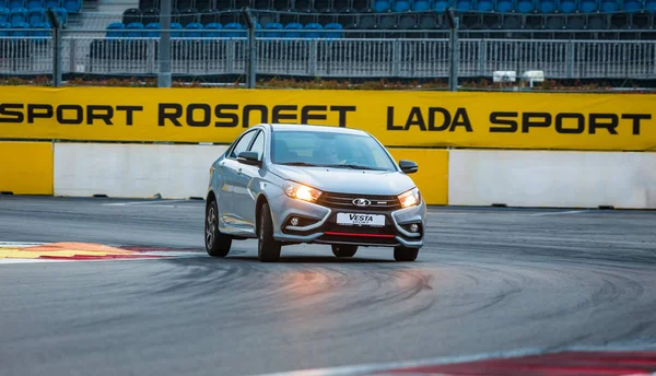 Sochi, Krasnodar bölgesi, Rusya Federasyonu - 31 Ağustos 2018: Sochi Formula 1 Autodrom o yeni prestijli Lada Vesta spor araba. Sunu Avtovaz yeni araç üretimi