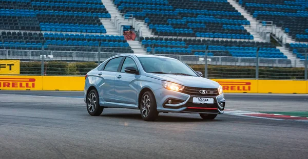 Sochi, Krasnodar bölgesi, Rusya Federasyonu - 31 Ağustos 2018: Sochi Formula 1 Autodrom o yeni prestijli Lada Vesta spor araba. Sunu Avtovaz yeni araç üretimi