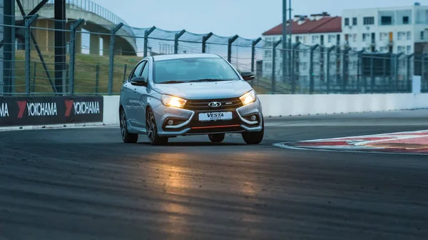 Sochi, Krasnodar bölgesi, Rusya Federasyonu - 31 Ağustos 2018: Sochi Formula 1 Autodrom o yeni prestijli Lada Vesta spor araba. Sunu Avtovaz yeni araç üretimi